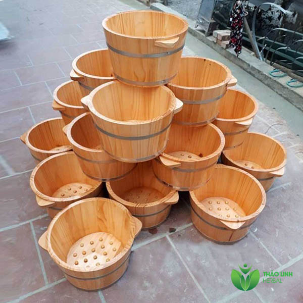 chậu gỗ thông ngâm chân thảo linh herbal